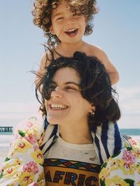 À Los Angeles, l’actrice et musicienne Soko élève seule son fils Indigo Blue. Regard sur une parentalité libre et engagée, où l’amour fou guide tout.