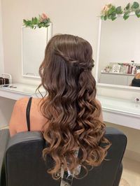 Hi there! Prepared to look amazing for prom? We've put together the ultimate prom hairstyle guide, complete with 51 gorgeous looks that are ideal for people with mid-length hair. We have the ideal updo ideas to make you look amazing on your big night, whether you want modern vibes, classic elegance, or a combination of the two. Imagine Regina George's sophistication combined with Cady Heron's avant-garde style, a la Mean Girls meets elegance.