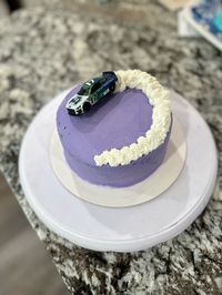 #cake #cakedesigner #cakeideas #racecar #caketopper #carparty