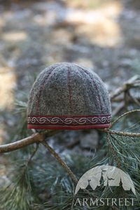 Winter Viking woolen hat with hand stitches “Sigfus the Shield” for sale. Available in: natural wool broadcloth, aquamarine natural wool, red-cinnamonic thin natural wool, moss green wool, pale wolves narrow trim, night wolves narrow trim, dark wild duck narrow trim, wild duck narrow trim, brown viking trim, blue viking trim :: by medieval store ArmStreet