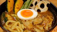 We're making delicious curry udon that is perfect for this cold season, using packaged curry sauce mix and Shiro-Dashi or noodle soup base. The broth is rich in umami flavor, and it has plenty of vegetables. It can be easily prepared by anyone.