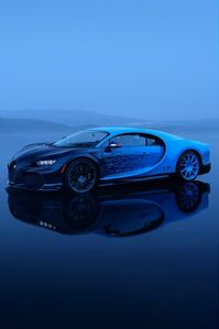 La dernière des 500 @bugatti  Appelée Chiron Super Sport L'Ultime, cette voiture réinvente le design et les couleurs du modèle original présenté à Genève il y a huit ans.  Elle se distingue par sa combinaison de couleurs " Atlantic Blue " et "French Racing Blue" qui se rejoignent dans un fondu très élaboré, rendant hommage à des lieux emblématiques de l'histoire de la Chiron. Le symbole "500", méticuleusement gravé sur le cache moteur et délicatement orné sur la carrosserie, symbolise la clôture