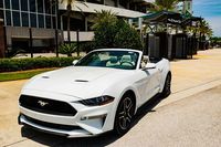 Ford Mustang Cabrio vor dem Stadion der Jacksonville Jaguars #Supercars #ConceptCars #LatestCar #CarDesigns #ExoticCars