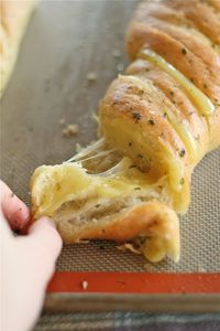 Garlic cheesy bread.... Hubby is drooling! 80 THOUSAND re-pinners can't be wrong!!!