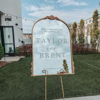 The timeless, elegant, wedding welcome sign is the perfect accent to greet your wedding guests as they walk into your wedding. Magnolia Dreams customizes each mirror with the wording and font style of your choice, aiming for each bride to be stunned by their perfect wedding welcome sign. We have an easel that we recommend as well that can hold this antiqued gold arch mirror for your big day. If you’re looking for a stunning centerpiece for your reception that will have everyone taking mirror sel