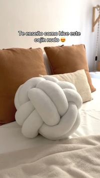 Decorar con cojines de nudo no solo es una excelente manera de añadir estilo y confort a tu hogar, sino que también te permite expresar tu creatividad. Ya sea que prefieras un estilo minimalista, bohemio o contemporáneo, hay un cojín de nudo perfecto para ti. En este artículo, te compartiré ideas originales y proyectos DIY para que puedas hacer y decorar tus propios cojines de nudo. Video de: @manualmentevero