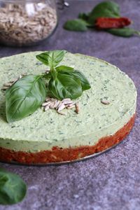 Raw Spinach Cheesecake with Sundried Tomato and Sunflower Seed Crust (grain-free & vegan) - Nirvana Cakery