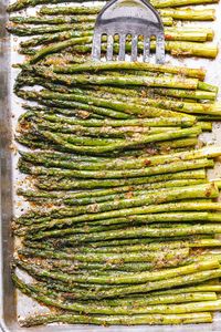 Garlic Parmesan Roasted Asparagus Recipe - #asparagus #recipe #eatwell101 - These epic roasted garlic parmesan asparagus are crispy and golden on the outside, yet tender on the inside. - #recipe by #eatwell101®