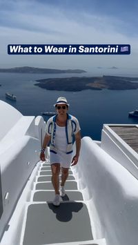 If you want to be smartly dressed and look sharp in your pictures, here are my tips and suggestions for what to wear in Santorini.