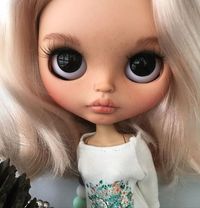 pale skin brown eye blonde haired blythe doll