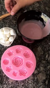 Blooming Roses Silicone Mold is available at www.itacakes.com  By ChocolaCuenca from Ecuador   #chocolate #chocolatelover #minimarshmallows #fresasconchocolate #edibleroses #marshmallows #siliconemold