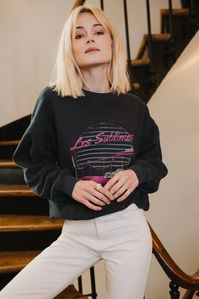 Notre nouveau sweat imprimé aux accents californiens - Confortable et moelleux grâce à son molleton épais, il vous accompagnera partout ! - Coupe légèrement oversize, une allure rock comme on aime avec des manches bien longues et des coutures basses aux épaules.  - C'est le sweat qui donne du style sans faire d'effort