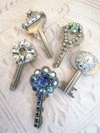 Love the key pendant! Have all the stuff, just need to get my butt in gear and put em together!!!