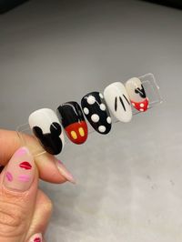 #Disney, #DisneyNails #MickeyMouse #MinnieMouse #Nails #NailIdea #NailInspiration #nailart #Vacation #SpringBreak #VacationNails #VacationOutfit