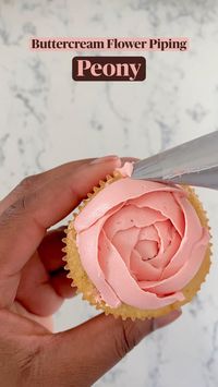 Piping buttercream peony flower #buttercream #buttercreamflower #buttercreamdecorating #buttercreamtutorial #cupcakes #cupcakedecoratingideas #cupcakebouquet #flowercupcakes #peonyflower #floralcupcakes