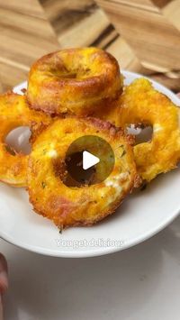 iRick Wiggins on Instagram: "Say “YUM” if you would eat these Cheesy Breakfast Rings 😋🍳🙌

What you need:
4 eggs, whisked
6 onion rings
3/4 cup shredded cheddar
3 slices of bacon 

How to make them: 
1. Preheat your oven to 400F.
2. Slice an onion into rings.
3. Put half of your cheese into a greased donut pan with your onion rings, eggs, bacon and remaining cheese on top.
4. Bake for 20 mins, take them out & enjoy!

This is an easy, delicious high protein breakfast idea that’s low carb and easy to make!"