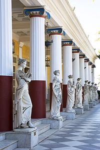 Estatuas de piedra en el palacio de Aquileón, Museo Achilleio, en Corfú, Islas Griegas, Grecia, Europa