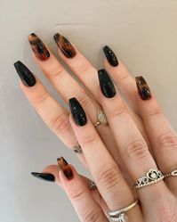 The best fall nails design to rock this 2020. Use these fall nail colors as inspiration at your next nail appointment. Autumn nails are gorgeous. #fallnails