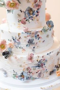 Bolo de casamento branco decorado com flores em tom pastel. A perfeita combinação do romântico com o moderno.  #bolodecasamento #weddingcake #cakewedding #casamento #wedding #flowers #bolo #confeitaria #tompastel