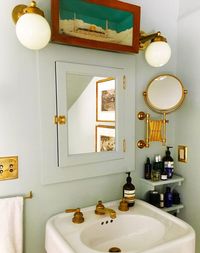 P136-Nautical-Bathroom-with-Brass-Lighting-H-12