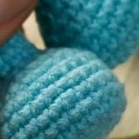 Cassia da Feito a Mano® on Instagram: "[ENG/PT] Different ways to make a single crochet and textures! Formas diferentes de fazer o ponto baixo e seu aspecto na trama! #crochet #handmade #amigurumi #diy #pontov #pontox #learn #crochetaddict #crochetlove"