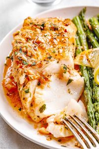 Garlic Butter Cod with Lemon Asparagus Skillet - #fish #recipe #eatwell101 - Healthy, tasty, simple and quick to cook, this cod and asparagus skillet recipe will have you enjoy a delicious and nutritious dinner. - #recipe by #eatwell101