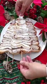 ÁRBOL DE NAVIDAD DE HOJALDRE  • Время приготовления: 15 мин  Ingredientes:  • 2 planchas de hojaldre  • Crema de Cacao y Avellanas  • Huevo batido  • Azúcar (o edulcorante)  • Azúcar glas (o edulcorante glas)