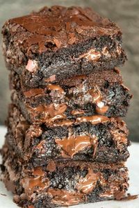 Greek Yogurt Brownies- These healthy brownies have no butter or oil, and uses yogurt instead! Yogurt brownies are gluten free and vegan, but you'd never tell- So gooey and fudgy and less than 100 calories!