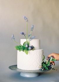 Organic and simple wedding cake inspiration