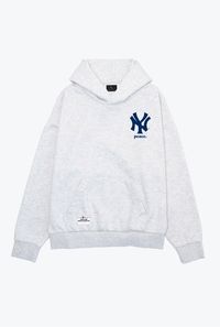 Introducing the New York Yankees SuperHeavy™️ Crewneck in Ash - a timeless addition to your lineup of MLB essentials.