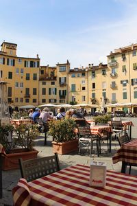 Pisa and Lucca: experience the touristy and the local while combining these two Tuscan cities into one Florence day trip. // Italy Travel | Tuscany | Italy by Train | Leaning Tower | Daytrip Itinerary | Europe Trip | Best Cities