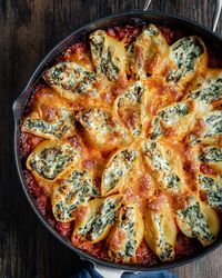 Pasta shells with tomato sauce, spinach and ricotta