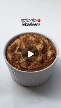 Sandra González on Instagram: "Apple pie baked oats 🍎

14g prot | 37g carbs | 9g fat | 296 cals

✨1/2 banana
✨40g oats
✨1 whole egg
✨1/4 cup almond milk (or any other type of milk)
✨1 tbsp zero sugar maple syrup
✨1 tsp baking powder
✨some apple cut in cubes and cinnamon to decorate

Mix all ingredients until combined. Top with some apple pieces and cinnamon. Bake in the oven at 180C for 20-25min or in the airfryer at 200C for 15 min.

Enjoy 🤍

#bakedoats #healthyrecipe #healthybreakfast #healthydessert #ﬁtness #easyrecipe #easyrecipes #highprotein"