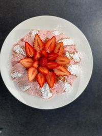 Préparation : 20 min Réfrigération : 3 h au moins Pour 6 personnes : 4 feuilles de gélatine 750 g de fraises ciflorette + une dizaine pour le décor 300 g de fromage blanc à 20% de matière grasse, bien égoutté 3 blancs d’œufs 50... L’article Ma recette de charlotte aux fraises est apparu en premier sur Laurent Mariotte.