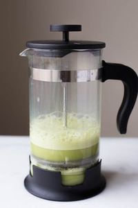 Vanilla Matcha Green Tea Latte: a dairy free, vegan, and healthy homemade green tea latte that only requires 4 ingredients! A Starbucks copycat! || fooduzzi.com recipe