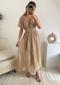 Cet article est disponible en PRÉCOMMANDE : la livraison des commandes contenant cet article est à estimer au plus tard le 30 juin Robe longue décolleté en V et manches courtes à volants. Doublure et taille élastique froncée. Matière brillante. Dimensions - longueur robe 123 cm, épaules 9 cm, manches 23 cmComposition - 60% polyester 40% viscose Notre modèle porte une taille S/M et mesure 170cm