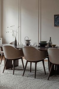 De Harbour Dining Chair, ontworpen door Norm Architects voor Menu, is bedacht tijdens het ontwerpproces voor Audo's nieuwe creatieve bestemming Audo House in het bloeiende Nordhavn (Northern Harbour) gebied van Kopenhagen. De Harbour Chair is het resultaat van het vervullen van verschillende behoeften (onder andere) en comfortabele veelzijdigheid.  De eetkamerstoel is de perfecte balans tussen geometrie en organische vormen, de armleuningen van de schaal buigen naar buiten voor maximale onderst