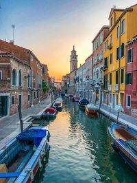 Une chance unique de partir pour un séjour privilégié dans l’une des plus grandes régions historiques et culturelles d’Italie, la Vénétie. En voyageant avec des bateaux traditionnels spécialement adaptés, nous expérimentons la meilleure gastronomie de Venise et un aperçu historique de la région, reflétant son essence très historique et culturelle.
#canaux #bateaux #gondoles #venise #italie