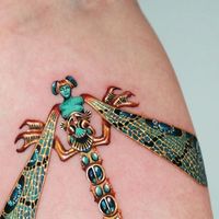 𝚃𝚊𝚝𝚝𝚘𝚘𝚒𝚜𝚝 𝙹𝚘𝚘𝚊 ; 주아 on Instagram: "- Dragonfly woman jewelry by Rene Lalique💙💚 (No filter video) Sponsored by @kwadron #jewelrytattoo #gemtattoo #gemstonetattoo #jewellerytattoo #dragonflytattoo #goldtattoo #realistictattoo #microrealismtattoo #kwadronneedles #kwadroncartridges #kwadroncartridgesystem #londontattoo #ornamenttattoo #antiquetattoo #주얼리타투 #보석타투 #오너먼트타투 #리얼리티타투 #골드타투 #앤틱타투"