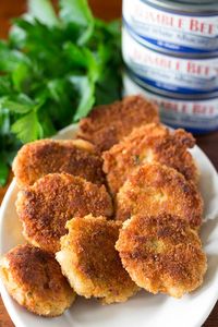 Tuna cakes are so easy when you make them with just four ingredients! The perfect crispy appetizer for parties and good times.