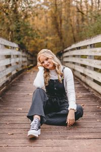 Fall Senior Photos | Fall Senior Picture Outfit | Fall Outfit Inspiration | Fall Photoshoot | fall outfits aesthetic | fall senior picture ideas | Caitlin D. Photography