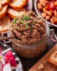 Rich and creamy vegan mushroom pâté made with golden roasted garlic and caramelised shallots. Perfect for on crackers or toasts. The post Vegan Mushroom Pâté with Roasted Garlic appeared first on School Night Vegan.