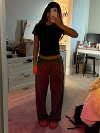 Discover 20+ Sweatpants Outfits You Can’t Get Around on TikTok Right Now! Whether you're looking for a cozy Sweatpants Outfit or some Outfit Inspo Casual vibes, these looks are a must-have. From Baggy Sweatpants styled effortlessly to Cool Sweatpants Outfit ideas perfect for every season, these populaire outfits will keep you comfy and stylish. Need a Fit Check Winter? We've got you covered with chic, laid-back styles inspired by Skandinavian Fashion for that minimalist yet trendy touch. Elev...