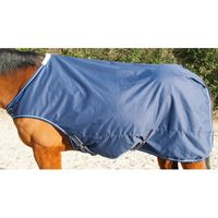 Imperméable idéale pour protéger le cheval du temps humide  Chemise de marcheur imperméable doublée en poly-coton.  Fermeture par crochet sur le poitrail et sangles ventrales.  Présence d'une courroie de queue pour garantir un bon maintien.  Pad de garrot en polaire pour éviter toute blessure.