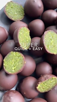 Follow if you love healthy snack! 🍵⚡️ Matcha Energy Snack Balls by @epicmintleaves Get MORE energy in the most DELICIOUS way. Made with matcha powder, but tastes SOOO good. A SUPER healthy and super quick + easy SNACK. Tag a friend who needs this recipe now! . 👨‍🍳 Matcha Energy Balls ½ cup (80 g) almonds, peeled ½ cup (70 g) dates, pitted 1 tsp matcha powder 80 g dairy-free (sugar-free) dark chocolate