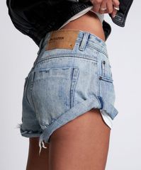 The LOW WAIST BANDIT is our cult classic short. The One And Only. With large patch pockets. Low waist and relaxed fit. It's slouchy in all the right places and includes our bower bird button and signature hem, rolled and twisted like a bandit. Designed to be worn low at the hips. SALTY DOG is one of our classic, heritage light blue denim washes. With a perfectly worn, beachy & washed out salty look. Model wears a size 26 (Size 4 USA Or Size 8 UK/Australia). Machine wash cold. 100% COTTON