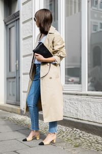 DENIM STREET STYLE - Outfit Details: Edited The Label Trenchcoat Zara Bluse Closed Power Pusher Jeans Céline Trio Bag Chanel Slingback Pumps Ray-Ban Round Metal Sonnenbrille