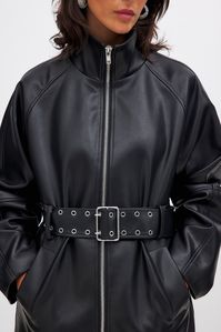 This jacket features a long fit. It has a PU design and a collar. The jacket has a front zipper, side pockets and an adjustable, removable belt at the waist.