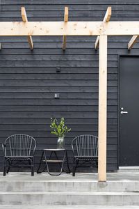 Black house + wood pergola