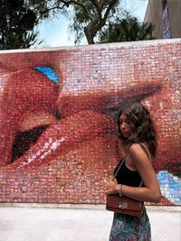 Mural del beso💋 #barcelona #spain #spaintraveltips #instagram #travel #fashion #wallmural #loveyourself #aesthetic #wallpaper